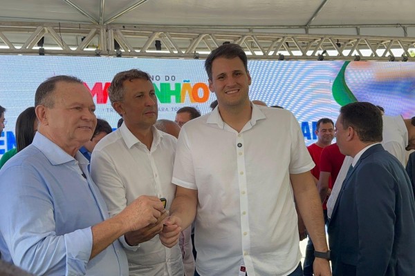  Prefeito Nonatinho recebe do governador Carlos Brandão, Ambulância e Viatura da PM para a cidade de Matões