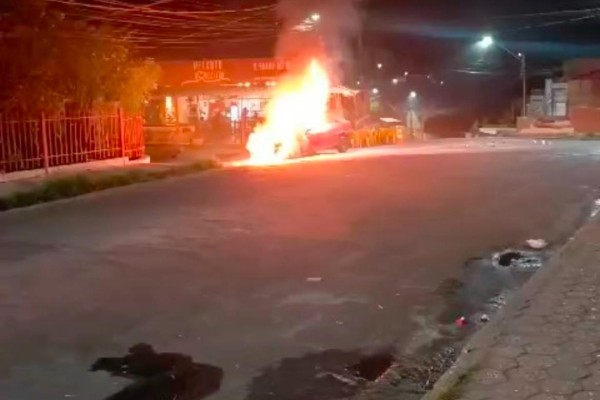  Carro pega fogo próximo ao Farol da Educação, em Caxias 