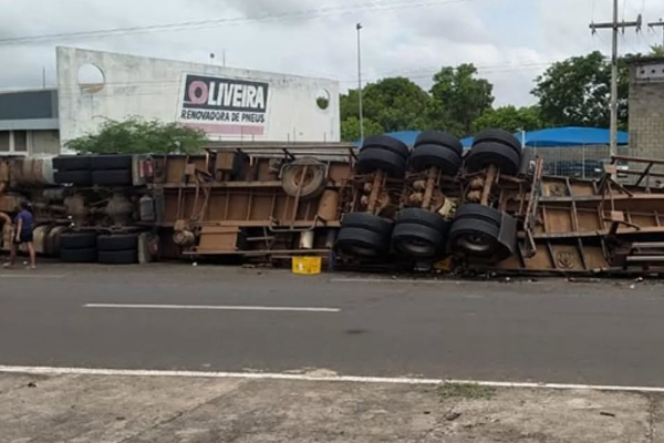  Carreta tomba na BR 316 em Timon e carga de cerveja é saqueada 