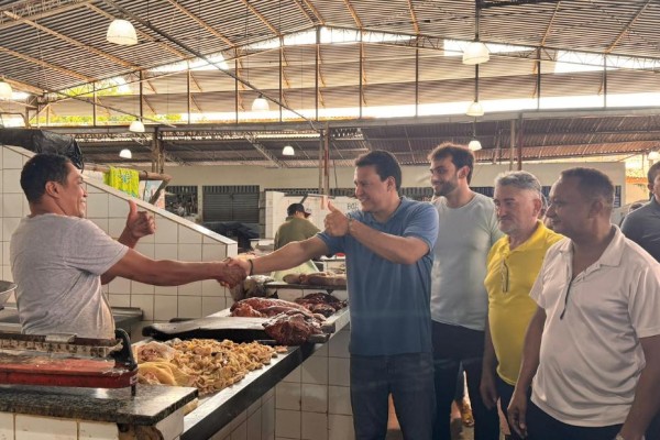  Felipe Camarão e Gentil Neto são recebidos calorosamente no Mercado Central de Caxias