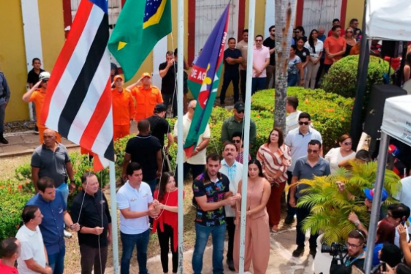  Nos 202 anos da Adesão à Independência, Prefeitura entrega ônibus escolar e assina ordem de serviço para reforma de 03 ginásios