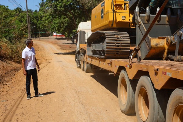  Prefeito Nonatinho segue com obras e recupera estrada que liga Mucambo de Ferro ao Canadá