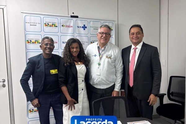  Prefeita Lacerda e secretário de infraestrutura buscam investimentos no Ministério da Saúde em Brasília