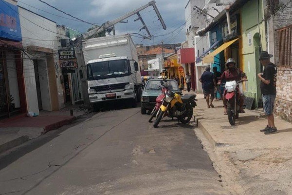  Caminhão derruba poste  de energia elétrica e deixa  motorista preso