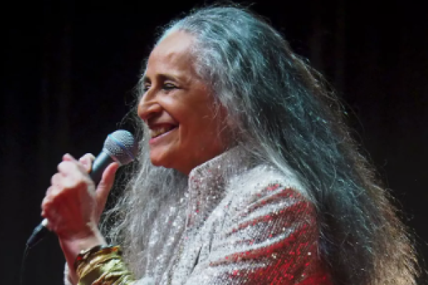  Maria Bethânia anuncia turnê especial pelos 60 anos de carreira
