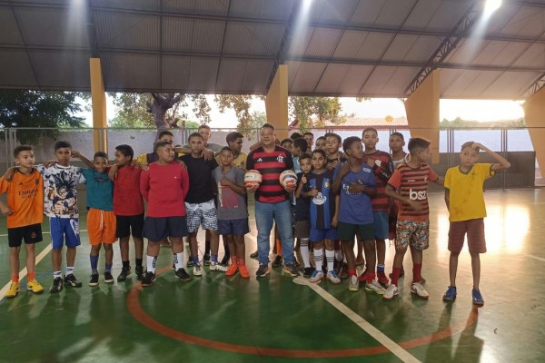  Apoio ao Esporte: Thiago Portela doa uniformes e bolas para times de futebol em Matões 